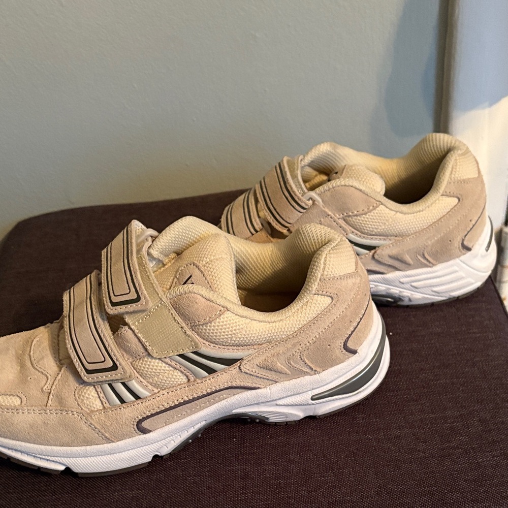 Vionic women’s Beige Velcro Sneakers - Picture 4 of 7